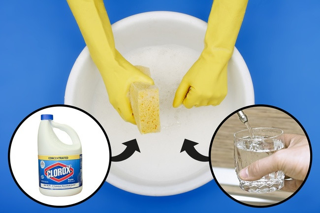 Trước khi giặt, lộn mặt trái của quần ra ngoài sẽ giúp mặt nhuộm màu không tiếp xúc nhiều với nước và xà phòng nhằm tránh bị phai màu trong quá trình giặt.