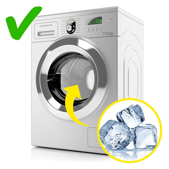 Với quần jean thì tốt nhất là nên giặt bằng tay, vì giặt bằng máy sẽ khiến cho quần nhanh bị phai màu hơn và nhanh bị hỏng hơn.