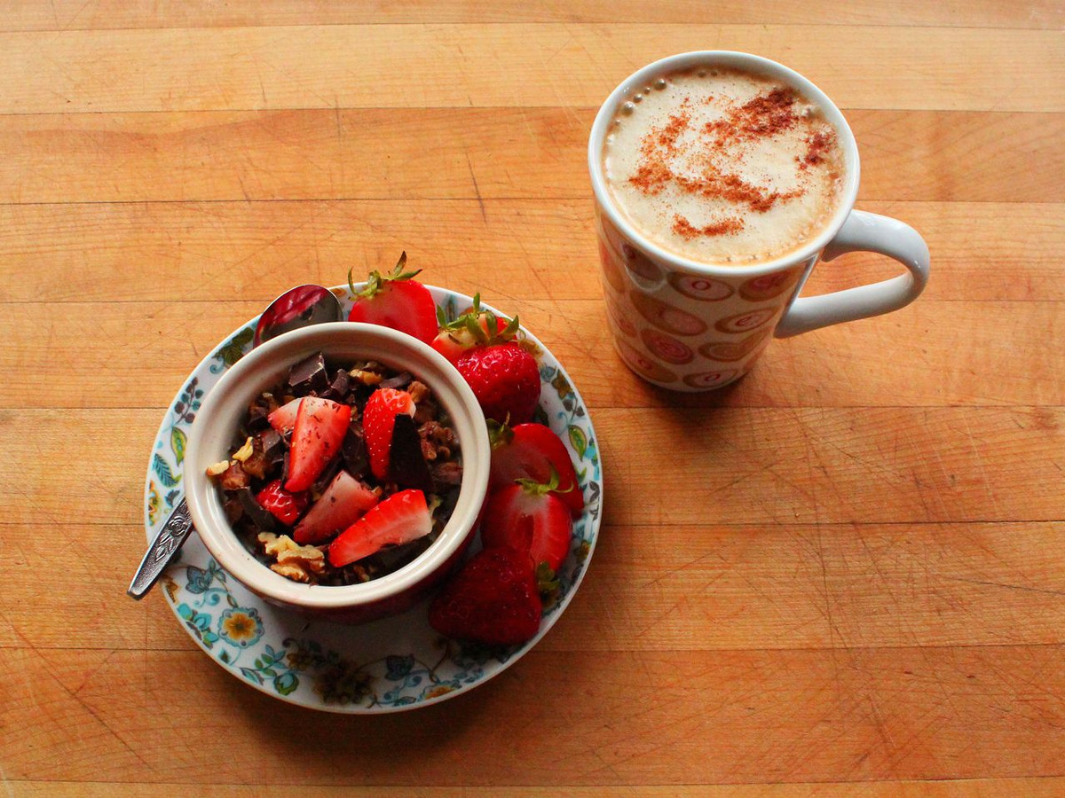 Hạt lanh, socola đen và cà phê: Cà phê có chứa caffeine và hạt lanh đều giúp giảm cân. Socola đen ngăn ngừa tiêu hóa và hấp thu các axit béo, giúp giảm trọng lượng.