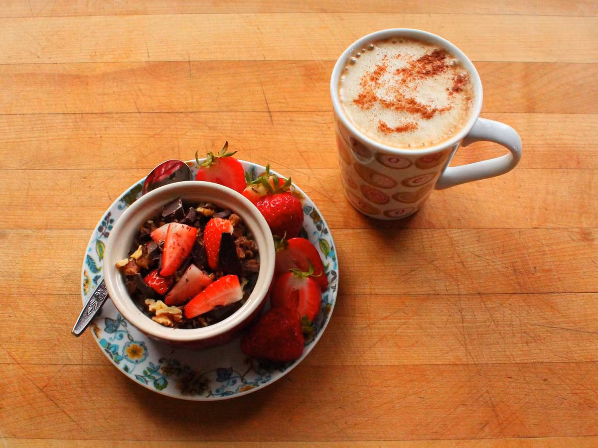 Hạt lanh, socola đen và cà phê: Cà phê có chứa caffeine và hạt lanh đều giúp giảm cân. Socola đen ngăn ngừa tiêu hóa và hấp thu các axit béo, giúp giảm trọng lượng.