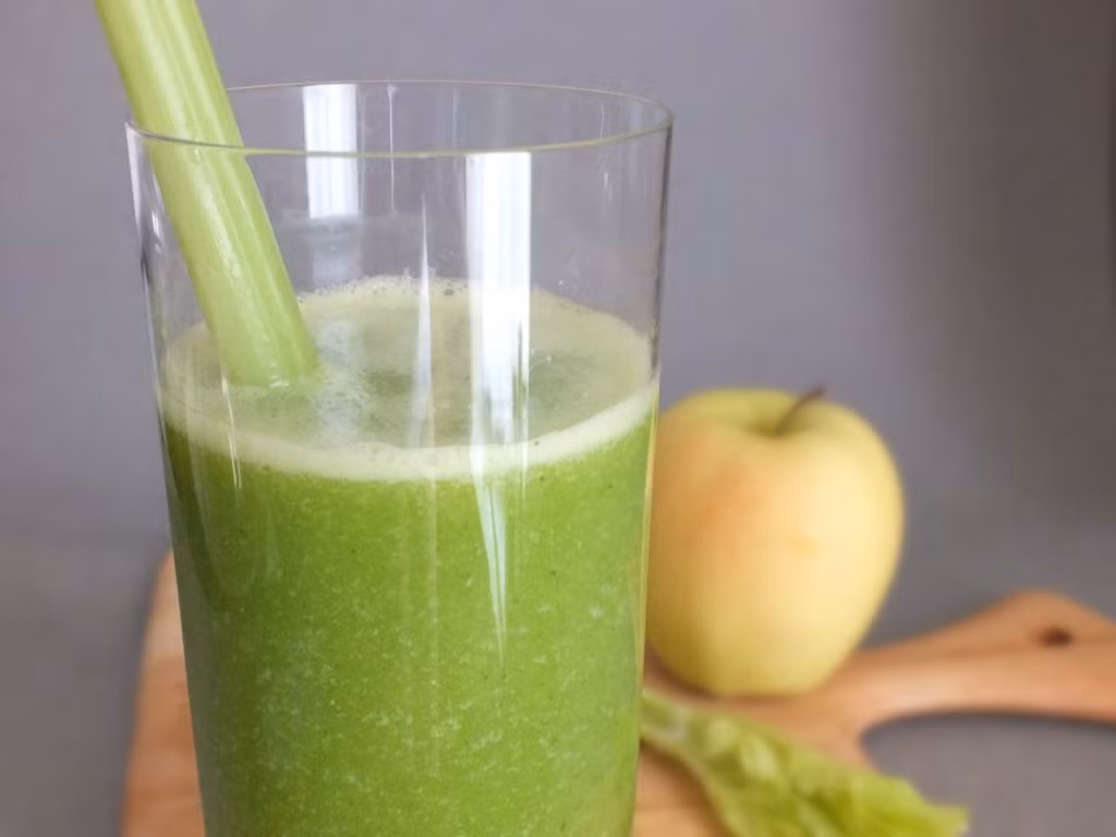 Cần tây và giấm táo: Cần tây giúp giảm mức cholesterol và cải thiện tiêu hóa lipid. Giấm táo điều chỉnh lượng đường trong máu và giúp giảm cân.