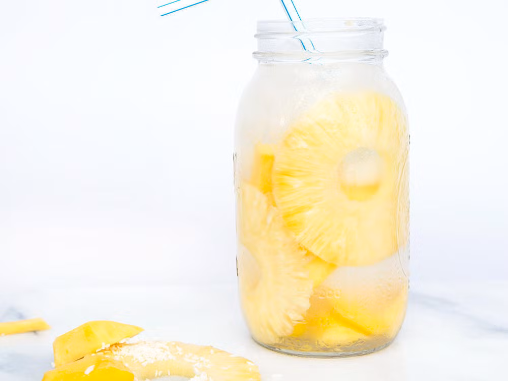 Dứa pha nước dừa cũng là thức uống giảm cân tốt: Nước dừa ngăn chặn cảm giác thèm ăn và đói nên giúp giảm cân. Dứa thúc đẩy tiêu hóa và giảm viêm.