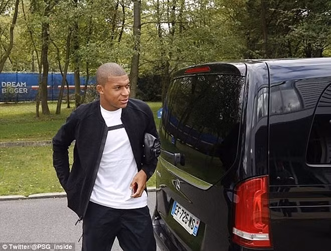 Khi đi tập, anh chọn đồ thể thao cá tính.