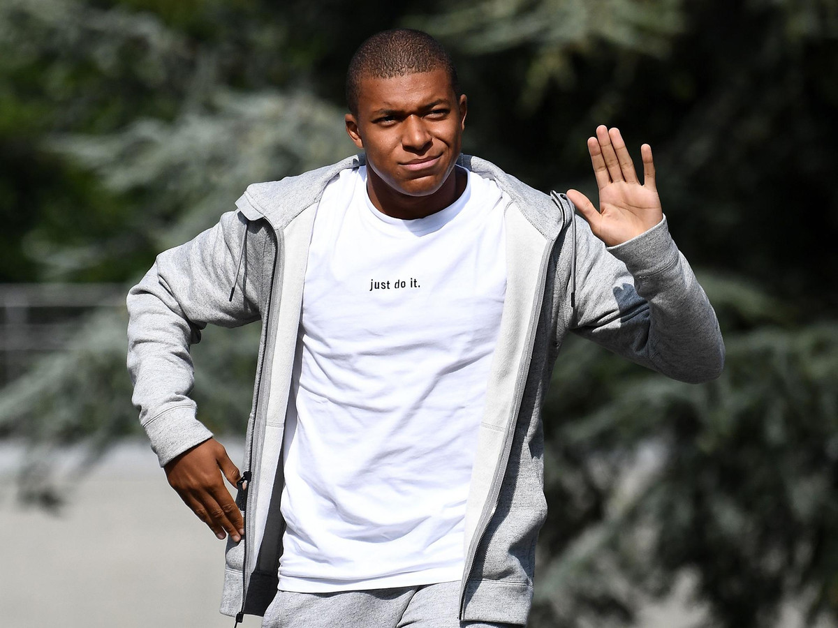 Chàng trai trẻ này khá thích mặc áo phông trắng và khoác áo bộ thể thao bên ngoài. Ảnh: Internet.