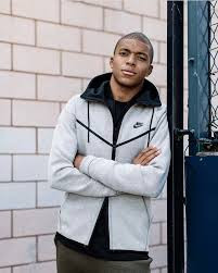 Những trang phục của Mbappe thường khá thể thao và khỏe khoắn.