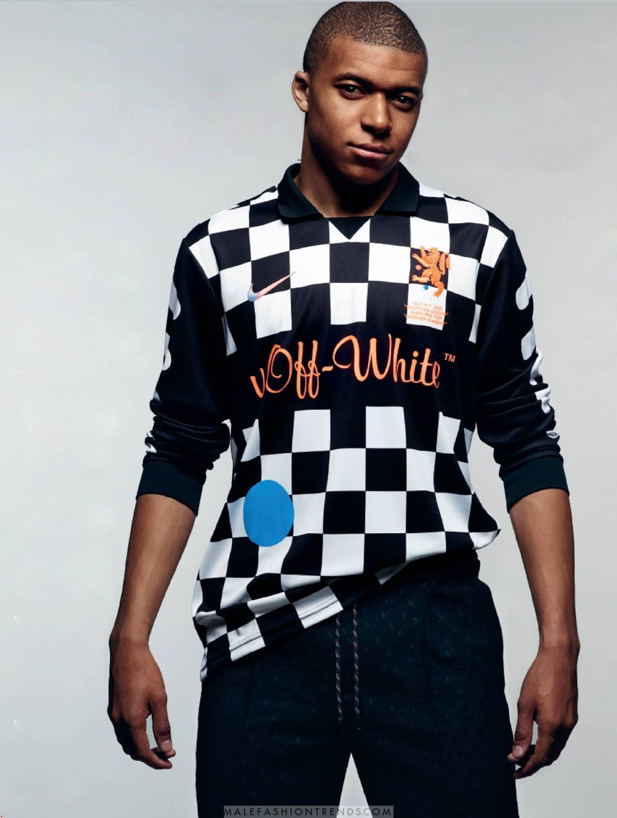 Dù mặc giản dị nhưng cầu thủ Mbappe trông rất sành điệu.