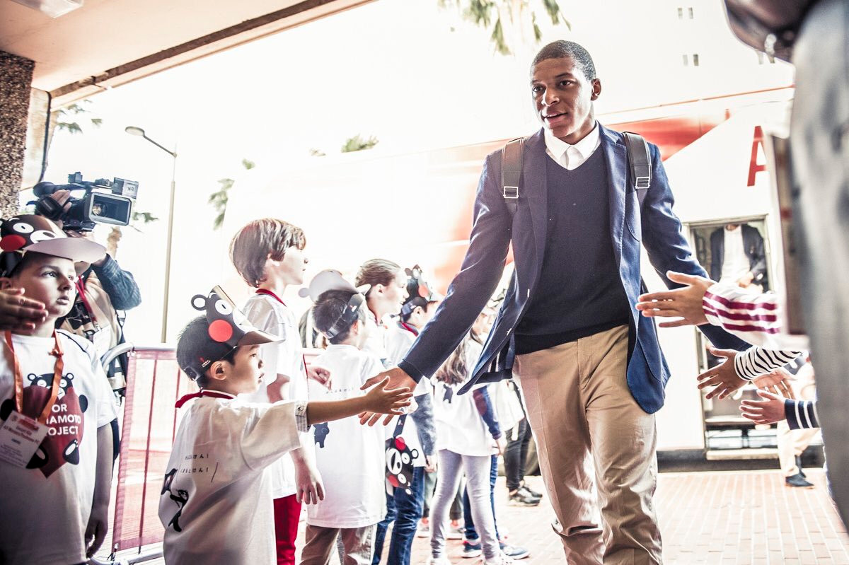 Những lần xuất hiện trước công chúng, cầu thủ trẻ chọn các trang phục rất lịch lãm.