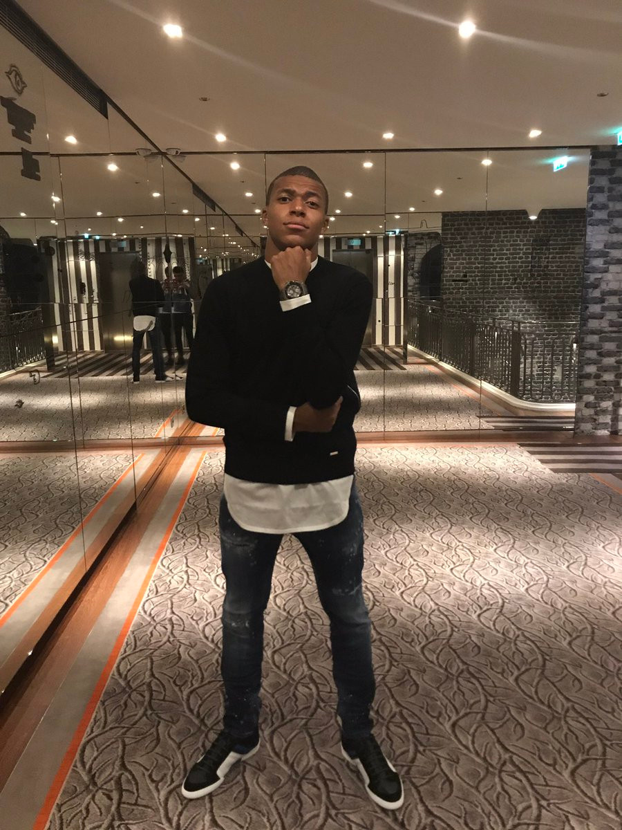 Còn đây là phong cách thời trang trẻ trung của Mbappe.
