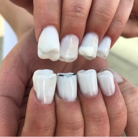 Móng tay hình răng khá độc.