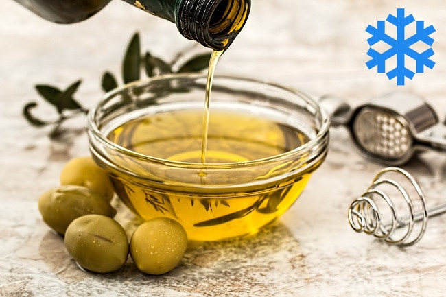 Dầu ôliu có thể hỏng nhanh chóng nếu bạn để nó trong một môi trường nhiệt độ cao hoặc ngoài nắng. Dầu ôliu sau khi đun nấu rồi thì hãy bỏ đi.