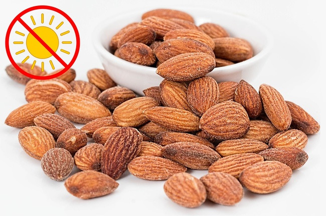 Nếu thấy hạnh nhân có những đốm đen hoặc chuyển màu xanh, bỏ ngay đừng tiếc bạn nhé.