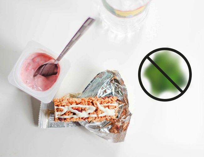 Sữa chua có thể dùng được 5 ngày sau khi mở. Nhưng nếu khi mới được mở mà có dấu hiệu của nấm mốc hay sự thay đổi màu sắc, hãy vứt chúng ngay lập tức.