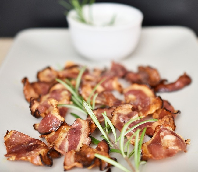 Thịt xông khói bảo quản trong tủ lạnh tối đa 2 tuần. Tuy nhiên, nếu thịt xông khói có màu xanh lá cây, có nhớt hay có mùi lạ tuyệt đối không dùng.