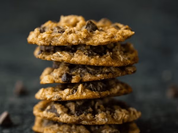 Bánh quy là một món ăn vặt vui miệng nhưng nó lại có thể làm hỏng niềng răng của bạn. Nếu vẫn muốn ăn thì bạn hãy chọn loại bánh ngọt mềm.