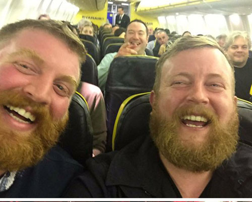 Cặp "song sinh" khác dòng máu bất ngờ gặp nhau trên một chuyến bay.