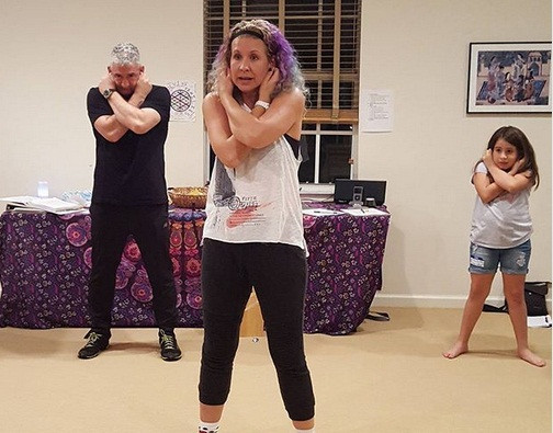 Nếu bạn có con, hãy hướng dẫn chúng cùng tập để cả nhà vui vẻ với nhau. Chăm chỉ tập luyện sẽ giúp con bạn tăng tính tập trung và sẵn sàng tiếp thu nhiều thông tin mới. Ảnh: BS.