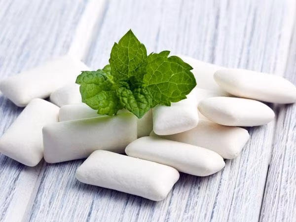 8. Lá bạc hà cũng được dùng để chữa hôi miệng. Cách dùng: Dùng lá bạc hà tươi, càng già càng tốt, giã dập, lấy nước cốt. Hòa với nước lọc theo tỷ lệ 1:3 và dùng làm nước súc miệng hàng ngày. Ăn sống lá bạc hà cũng có tác dụng chữa hôi miệng.