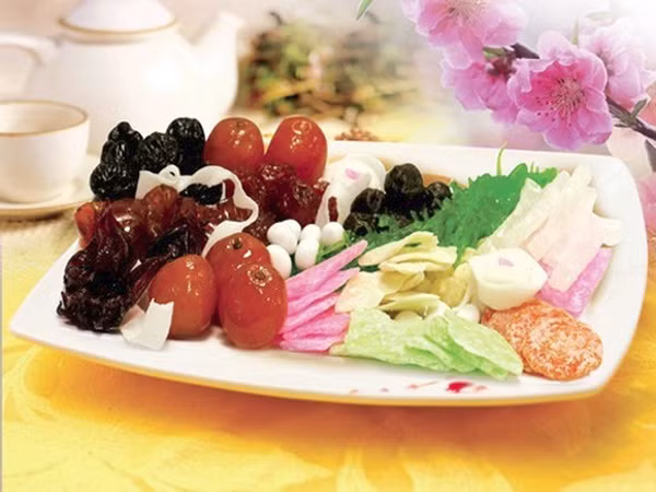 Trong mứt và các loại bánh kẹo đều chứa lượng đường rất lớn. Nếu tiếp nạp quá nhiều đường, cơ thể sẽ sản sinh ra insulin, gây tăng cân nhanh chóng và dễ bị ung thư. Do vậy, bạn nên hạn chế món ăn vặt này.