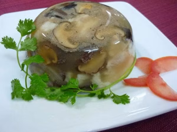 Thịt đông là món ăn quen thuộc trong ngày Tết của người miền Bắc. Món ăn này có chứa nhiều chất đạm, chất béo khiến bạn dễ dàng tăng cân.