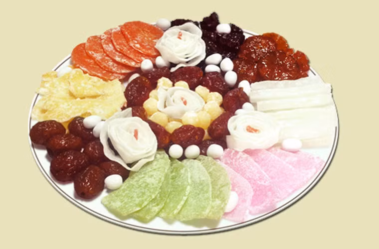 Kẹo mứt là những thực phẩm không thể thiếu của mỗi gia đình trong dịp Tết. Món ăn vặt này khiến bạn tích thêm một lượng mỡ nhanh chóng dù chỉ ăn trong thời gian ngắn.