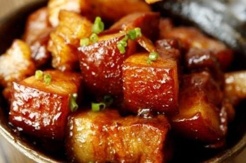 Khi ăn món này kèm với cơm trắng khiến lượng calo thu nạp vào cơ thể là rất lớn, gây tăng cân.