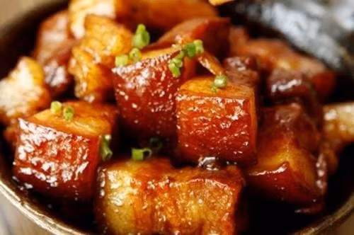 Khi ăn món này kèm với cơm trắng khiến lượng calo thu nạp vào cơ thể là rất lớn, gây tăng cân.