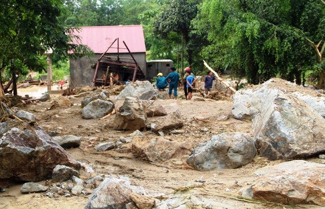 Những hòn đá lớn từ trên cao lăn xuống.