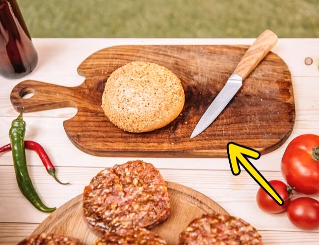 Hãy thay thớt gỗ 3 năm một lần. Nếu không, chúng trở thành môi trường sinh sôi cho vi khuẩn. Ảnh: BS.