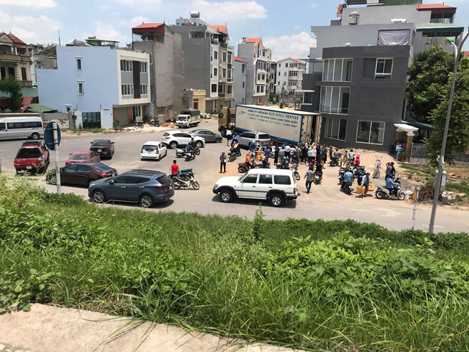 Hình ảnh xếp hàng mua sầu riêng vào trưa 25/5. Ảnh: NĐ.