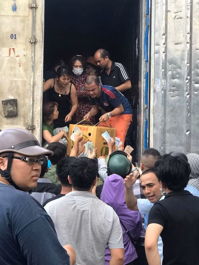 Nhiều người có tiền cũng không mua được sầu riêng. Ảnh: NĐ.