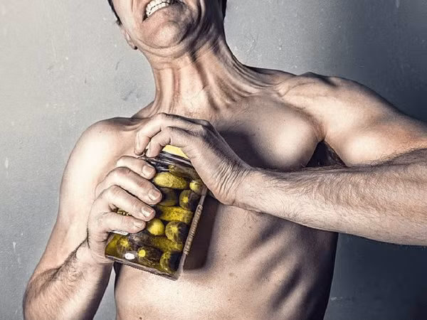 Triglycerides trong dầu dừa rất lý tưởng cho việc xây dựng cơ bắp trong cơ thể bạn. Thêm 3 muỗng canh dầu dừa vào thức ăn hàng ngày sẽ giúp bạn xây dựng cơ bắp.