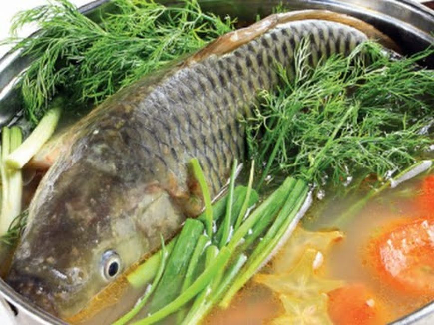 Cá trắm có vị ngọt, tính bình, không hợp với tỏi có tính nóng. Nếu ăn cá trắm với tỏi sẽ dễ làm cho bụng chướng đầy, có thể sinh sinh ra sán.