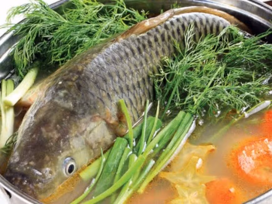 Cá trắm có vị ngọt, tính bình, không hợp với tỏi có tính nóng. Nếu ăn cá trắm với tỏi sẽ dễ làm cho bụng chướng đầy, có thể sinh sinh ra sán.