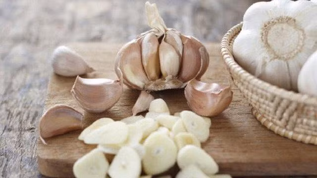 Theo các nhà dinh dưỡng, mỗi ngày nên ăn khoảng 10g tỏi là tốt nhất và tỏi sẽ phát huy công dụng trị bệnh hữu hiệu. Ảnh: Internet.