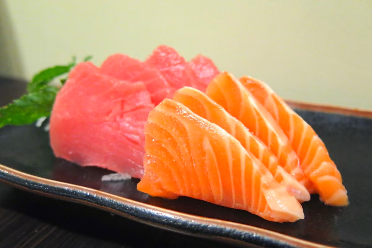 Cả cá ngừ và cá hồi đều chứa axit béo omega-3 làm giảm cholesterol trong động mạch. Chúng cũng làm giảm huyết áp và cải thiện khả năng miễn dịch mạnh do các loại vitamin và khoáng chất khác nhau.