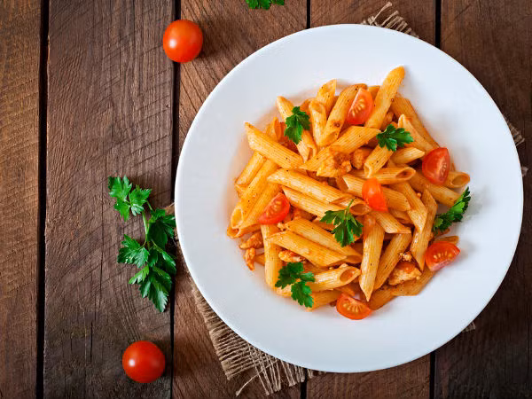 Cà chua với pho mát không nên kết hợp với nhau vì chúng có thể gây cản trở hệ thống tiêu hóa, khiến bạn mệt mỏi và đầy bụng.