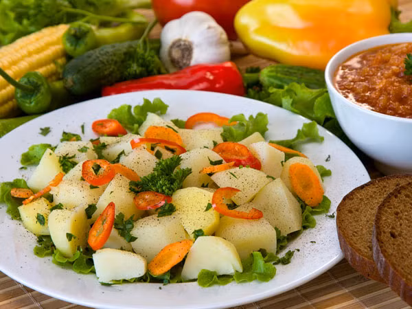 Bạn cần tránh trộn khoai tây, trứng với dưa chuột và cà chua trong salad bởi nó có thể cản trở quá trình tiêu hóa. Ảnh: Boldsky.