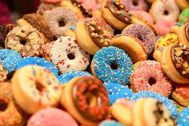 Tên gọi đúng là doughnut hay donut? Cả hai đều đúng. "Doughnut" là tên ban đầu được giới thiệu trong Từ điển Oxford-Anh năm 1809. Sau đó, "Donut" đã trở thành tên gọi phổ biến hơn đối với người Mỹ thời nay.