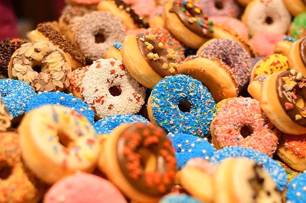 Tên gọi đúng là doughnut hay donut? Cả hai đều đúng. "Doughnut" là tên ban đầu được giới thiệu trong Từ điển Oxford-Anh năm 1809. Sau đó, "Donut" đã trở thành tên gọi phổ biến hơn đối với người Mỹ thời nay.