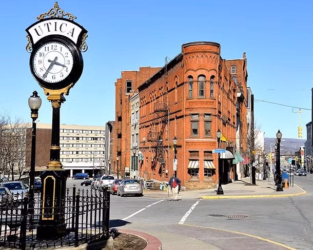 Chiếc bánh donut lớn nhất từng được sản xuất ở Utica, New York vào ngày 21/9/1993. Chiếc bánh donut này nặng 1,7 tấn và rộng 4,8m và cao 40cm.