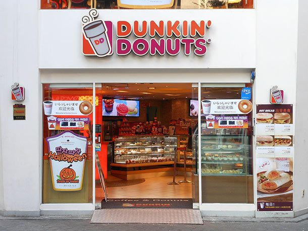 Giữa Krispy Kreme, Tim Hortons và Dunkin' Donuts thì Dunkin' Donuts chiếm vị trí số một là chuỗi bánh donut lớn nhất thế giới với 11.000 cửa hàng ở 33 quốc gia. Ảnh: List25.