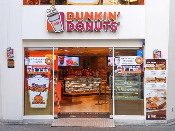 Giữa Krispy Kreme, Tim Hortons và Dunkin' Donuts thì Dunkin' Donuts chiếm vị trí số một là chuỗi bánh donut lớn nhất thế giới với 11.000 cửa hàng ở 33 quốc gia. Ảnh: List25.