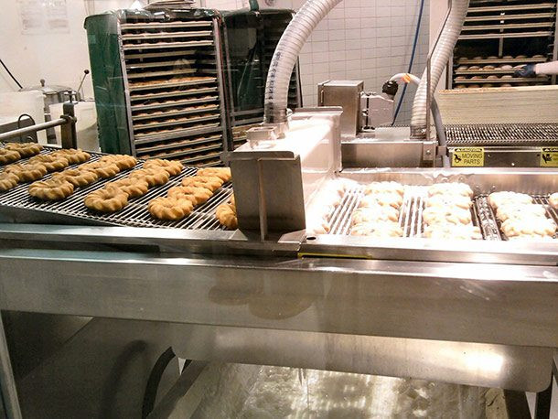 Chiếc bánh donut đắt nhất do hãng Krispy Kreme chế biến trong tuần lễ bánh donut quốc gia Anh năm 2014. Bánh được phủ bụi vàng 23 carat, trang trí bên trên bằng lá vàng 24 carat và kim cương ăn được. Chiếc bánh có giá bán hơn 1.000 USD.