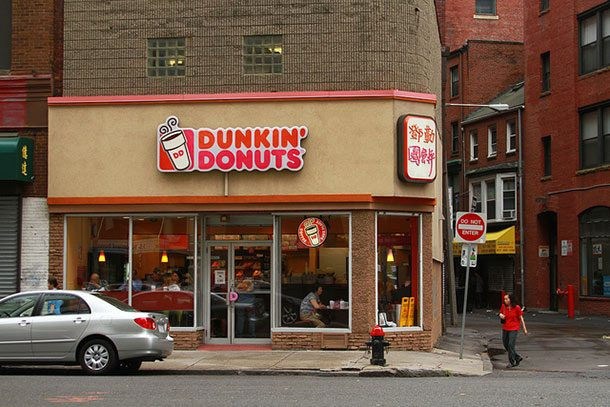 Trong khi Canada là quốc gia có nhiều cửa hàng bánh donut nhất, Boston, Massachusetts của Mỹ cũng là thành phố có nhiều cửa hàng bánh nhất tính trên đầu ngiời. Trung bình cứ khoảng một cửa hàng bánh phục vụ 2.480 người.