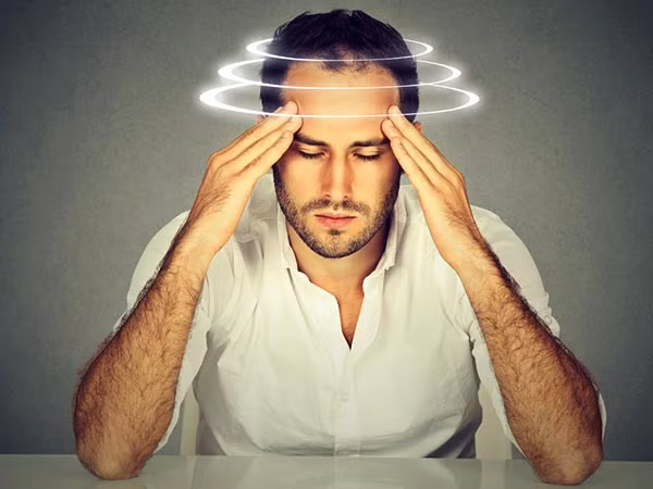 Chóng mặt cũng có thể bị nhầm lẫn với sự mệt mỏi, cơ thể yếu ớt và các rối loạn nhỏ khác. Tuy nhiên, nó cũng có thể là một triệu chứng thầm lặng của bệnh nhồi máu cơ tim.