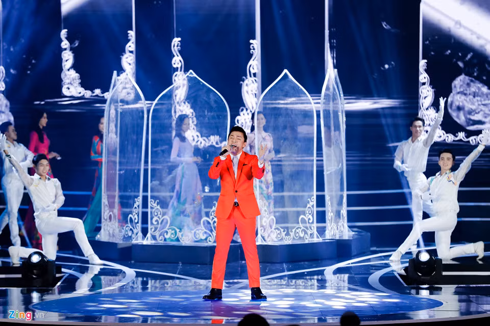 Ca sĩ Lam Trường làm sống lại không khí âm nhạc thập niên 1990 và đầu những năm 2000 với hai ca khúc gắn liền với tên tuổi của anh: Gót hồng, Mi ngoan gót ngà.