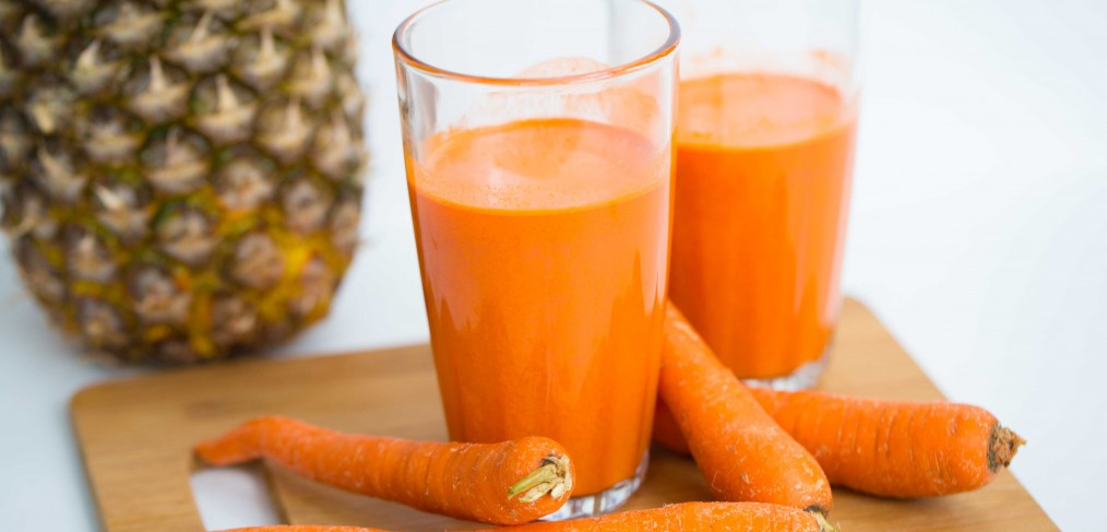 Nước ép dứa và cà rốt: Dứa có thể giúp loại bỏ cơn đau bụng kinh do giàu bromelain, một loại enzyme giảm đau cơ. Mặt khác, cà rốt có thể giúp bình thường hóa lưu lượng máu, giúp giảm đau kinh nguyệt. Cách làm: Cho 1-2 chén dứa tươi và 2 củ cà rốt lớn vào máy xay.