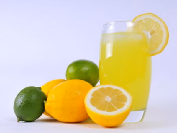 5. Uống nước chanh, cam và bưởi chứa hàm lượng acid cao, có thể làm xói mòn men răng. Sau khi uống một cốc nước chanh, bạn có thể nhai kẹo cao su không đường để giúp loại bỏ dư lượng axit.