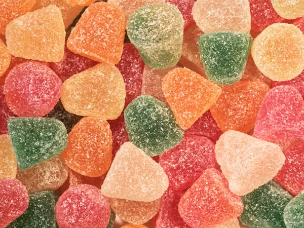 7. Các loại kẹo ngọt có thể gây sâu răng. Kẹo dính vào răng của bạn, giữ lại đường và lâu dần sẽ gây sâu răng. Vì vậy, bạn nên tránh ăn kẹo ngọt.