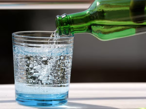 8. Soda chứa thêm đường có thể làm tổn thương răng. Soda cũng chứa axit photphoric và axit xitric, ăn mòn men răng.